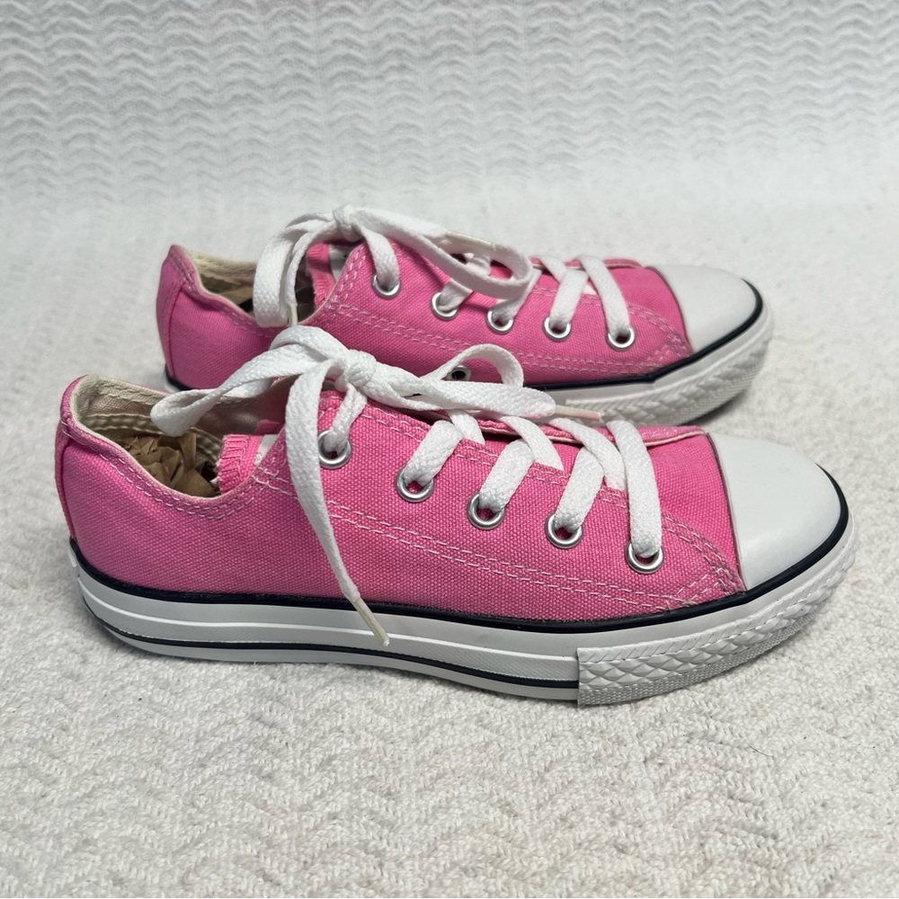 converse / pink low top all star sneakers size 13 youth